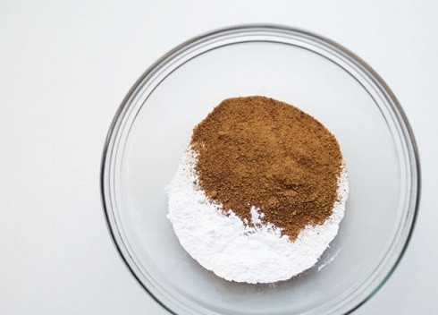 1. Этап. Бибинка: В миске смешиваем рисовую муку, соль и сахар.