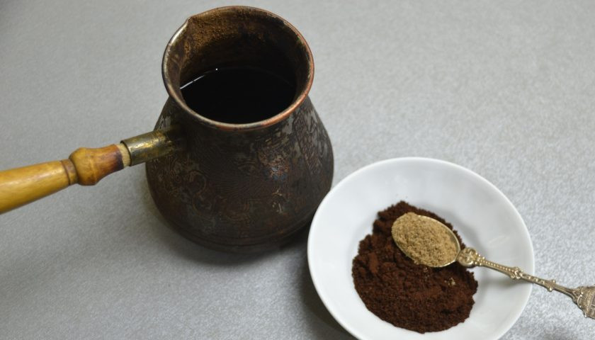 1. Этап. Кофе Масала: Влейте в турку воду, добавьте 2 чайные ложки молотого кофе и 1 чайную ложку пряной смеси 