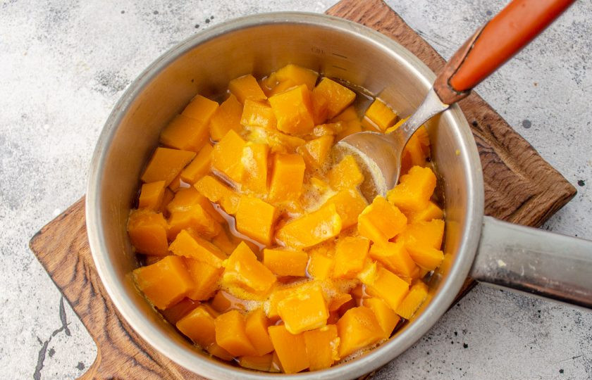 1. Этап. Творожно-тыквенная запеканка ПП: Чтобы проверить готовность тыквы, проткните кусочек ножом, если он свободно входит, то тыква готова. Снимите с плиты.