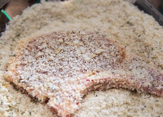 1. Этап. Отбивная на кости: 3. Обваляйте со всех сторон в панировке.