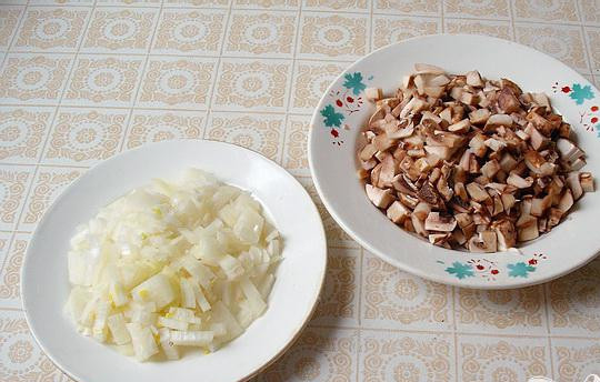 1. Этап. Печень с рисом и грибами: 1. Очищаем лук и небольшими кубиками его нарезаем. Промываем шампиньоны, затем их очищаем и нарезаем небольшими кусочками. Для того чтобы грибы стекли, откидываем их на дуршлаг.