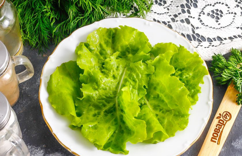 1. Этап. Салат из брюшек семги: Промойте пучок салата, разбирая его на листья и срезая стебли. Слегка обсушите бумажными салфетками и выложите на тарелку веером.