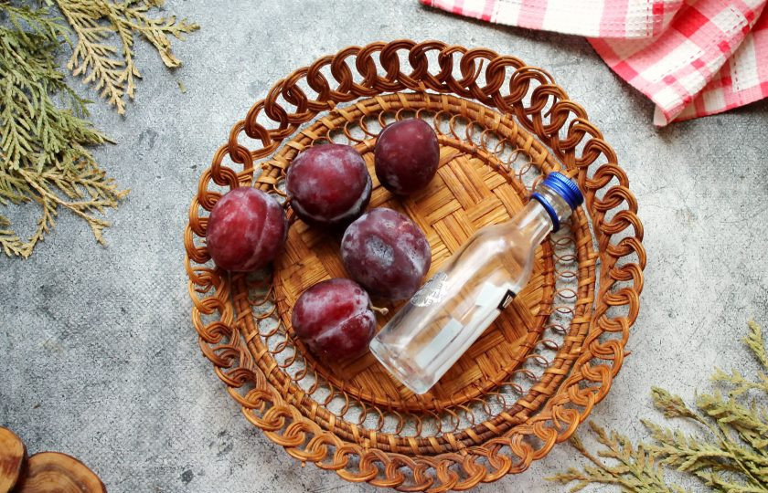 1. Этап. Настойка из сливы на водке: Подготовьте все необходимые ингредиенты для приготовления настойки из сливы на водке. Сливы переберите, вымойте и обсушите.