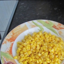 1. Этап. Салат Колизей: С кукурузы сливаем жидкость.