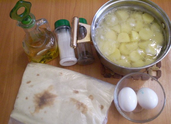 1. Этап. Лаваш с пюре: Подготовим продукты. Картофель я уже очистила и залила кипятком, чтобы быстрее сварился, посолила.