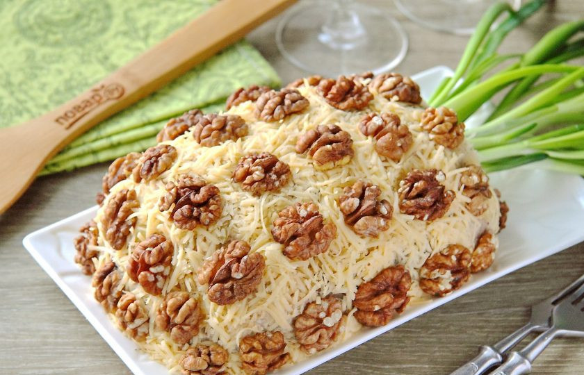 1. Этап. Салат Ананас с курицей и сыром: Натрите на мелкой терке оставшийся сыр и посыпьте им салат со всех сторон. Осталось украсить салат половинками грецких орехов и у основания выложить зелень, имитируя листья ананаса. Приятного аппетита!