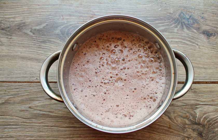 1. Этап. Какао-флип: Мешая какао, влейте желтковую массу и хорошенько взбейте массу до пышной пены.