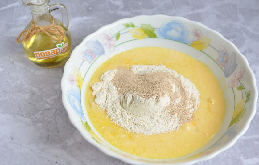 1. Этап. Золотые булочки: 4. Соедините яичную смесь с молочной, положите соль, кардамон, перемешайте, добавляйте частями муку, дрожжи.