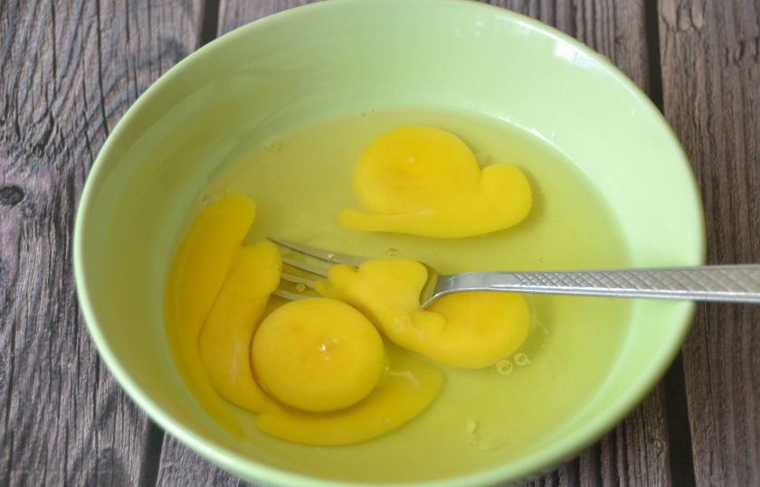 1. Этап. Фриттата по-испански: Разболтайте в миске 4 яйца.