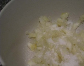 1. Этап. Творожно-лимонная запеканка: А другую половинку лимона очистим от белой части которая осталась после снятия цедры, а мякоть мелко нарежем и засыпем столовой ложкой сахара.