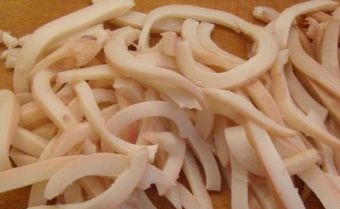 1. Этап. Салат Царский с икрой: Первым делом нам необходимо сварить кальмары. Для этого в кипящую и подсоленную воду помещаем тушку кальмара и варим приблизительно 3-5 минут. Можно добавить в воду перец горошком и лавровый лист. Отваренные кальмары остудим и нарежем соломкой.