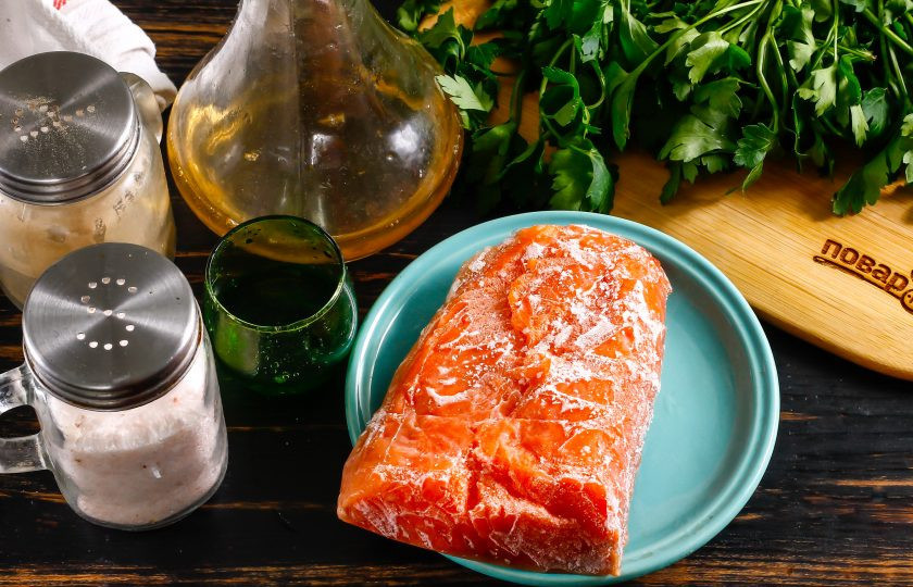 1. Этап. Строганина из рыбы: Подготовьте указанные ингредиенты. Филе лосося перед приготовлением заморозьте при температуре минус 18-20 градусов в морозильной камере. Лучше всего продержать его там не менее 2-3 дней. Считается, что за этот срок при такой низкой температуре погибают все вредоносные организмы в рыбе, если таковые там присутствуют.