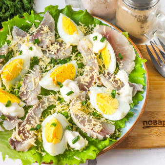 Рыбный салат с сыром и яйцом