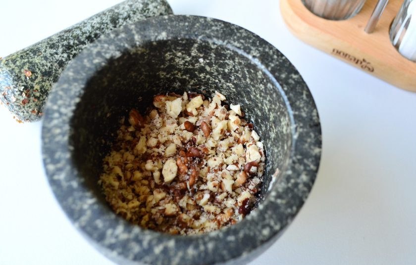 1. Этап. Салат Уолдорф: 5. Остывшие орехи измельчите удобным способом, я это делаю в ступке.