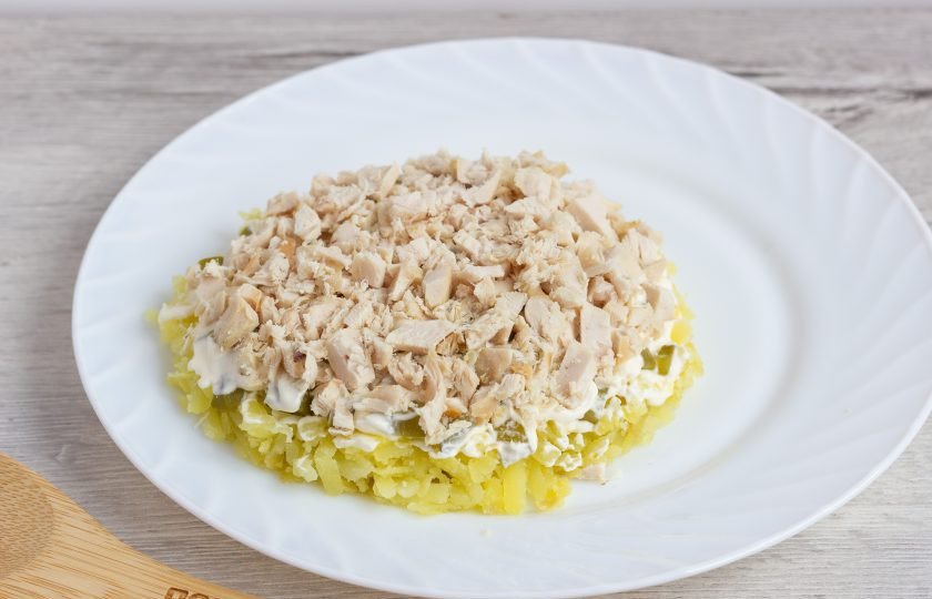 1. Этап. Салат Ананас с курицей и грибами: Третий слой – кусочки курицы и майонез.