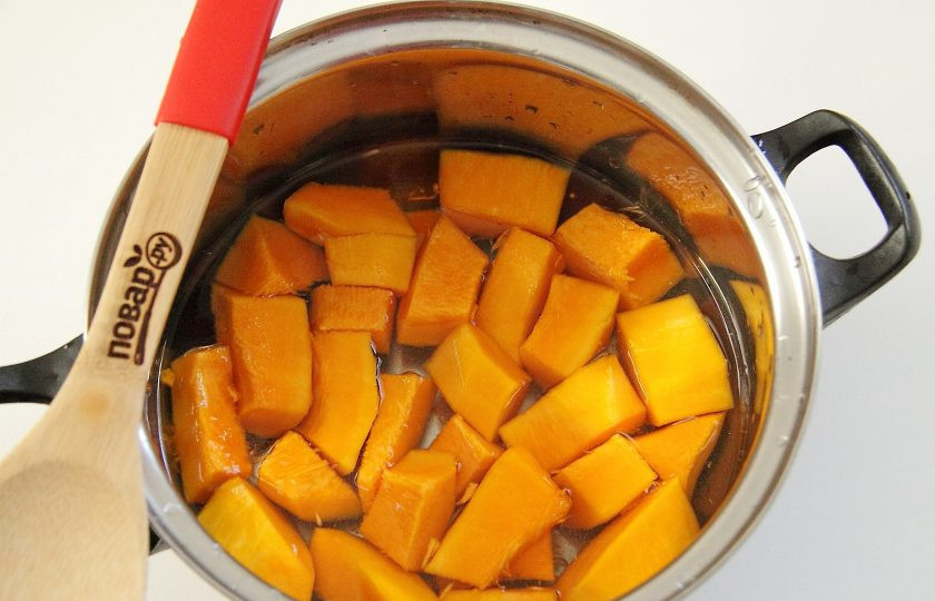 1. Этап. Пюре из тыквы Фрутоняня: При помощи столовой ложки извлеките у тыквы семена. Нарежьте мякоть тыквы кусочками и сложите в небольшую кастрюльку. Залейте водой, чтобы она лишь слегка ее покрывала.