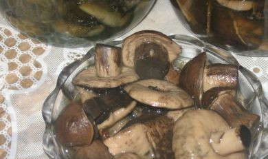 1. Этап. Подосиновики консервированные: 4. В каждую банку добавляем горошек, лавровый лист, соль и 3 столовые ложки уксуса. Заливаем водой и стерилизуем около 45 минут. Затем закатываем баночки и открываем их по случаю.