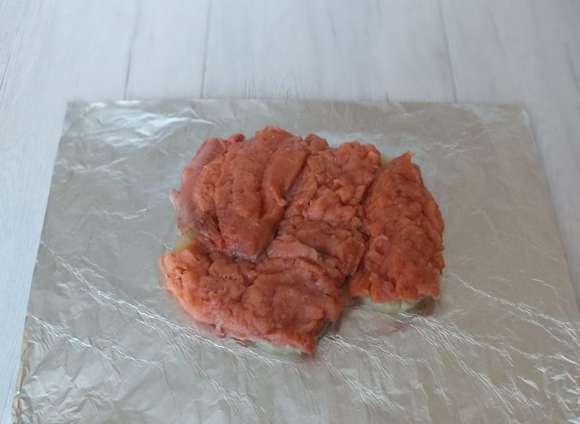 1. Этап. Горбуша с ананасами в духовке: На ананас выложите филе горбуши, предварительно сняв с кожи. Посолите и приправьте перцем по вкусу.