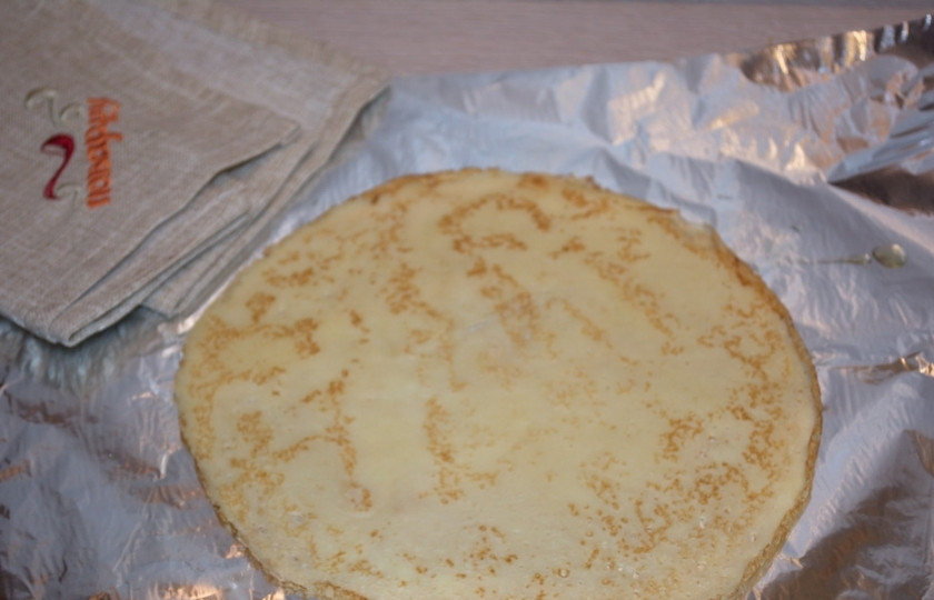 1. Этап. Блинный пирог с фаршем: На лист фольги, смазанный маслом, выложите один блинчик.