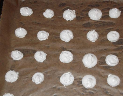 1. Этап. Пирожное воздушное безе: Перекладываем массу в кондитерский шприц и выдавливаем на расстоянии друг от друга на противень (застеленный бумагой для выпечки). Выпекаем в духовке 1 час при минимальной температуре (до 100 градусов).