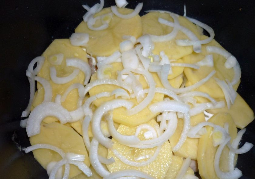 1. Этап. Запеченная курица с картошкой в мультиварке: Обжаренную курицу подсолите. Добавьте к ней картошку и лук. Добавьте майонез и соль.