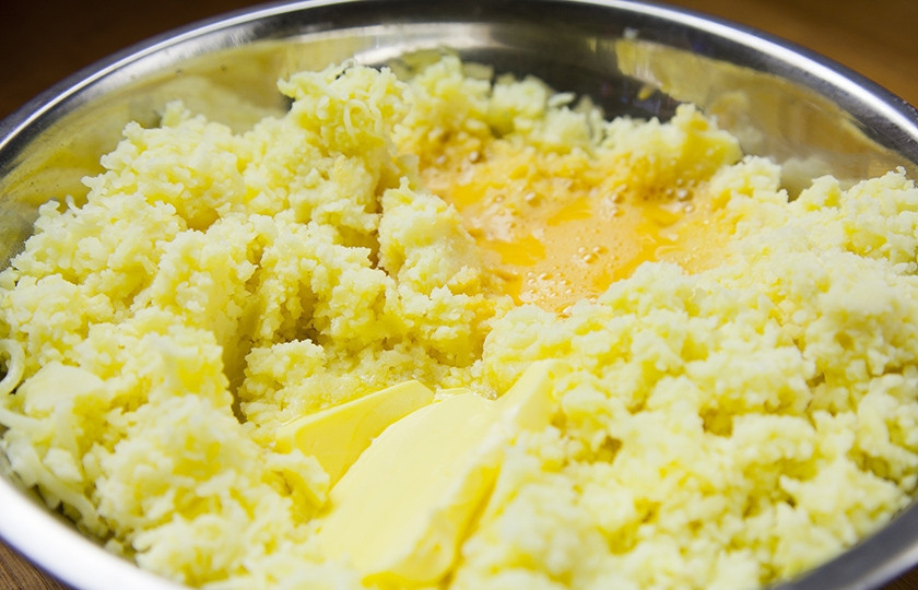 1. Этап. Картофельный рулет с мясом: Картошку отвариваем без кожуры, заливаем только что закипевшей водой из чайника и сливками. Разминаем, кладем масло, чуть взбитые яйца и соль по вкусу.