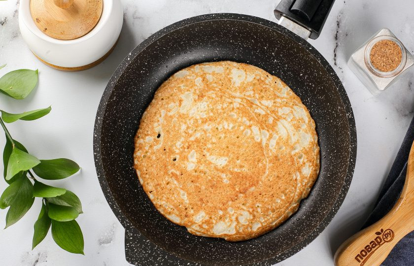 1. Этап. Толстые блинчики: Толщину блинов можете регулировать самостоятельно, в зависимости от налитого на сковороду количества теста.