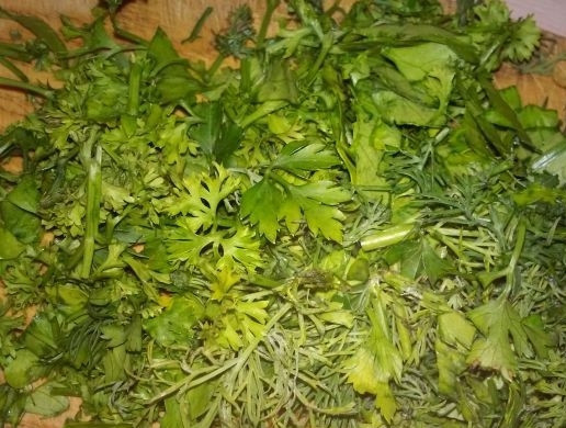 1. Этап. Лососевый суп: 10. После закипания бульона всыпаю картошку, через 5-7 минут добавляю поджарку. Мою и мелко нарезаю зелень (петрушка и укроп).