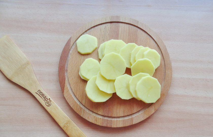 1. Этап. Хантейка: Картофель очистите, помойте и нарежьте кружками.