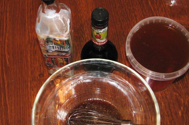 1. Этап. Мясо по-императорски: 2. Секрет этого блюда, конечно же, в маринаде. В глубокой миске необходимо смешать соевый соус, немного растительного масла, уксус и мед. Густой мед лучше немного растопить на паровой бане, так как маринад должен быть жидким и однородным. Все ингредиенты хорошенько перемешать и добавить сухих трав по вкусу.