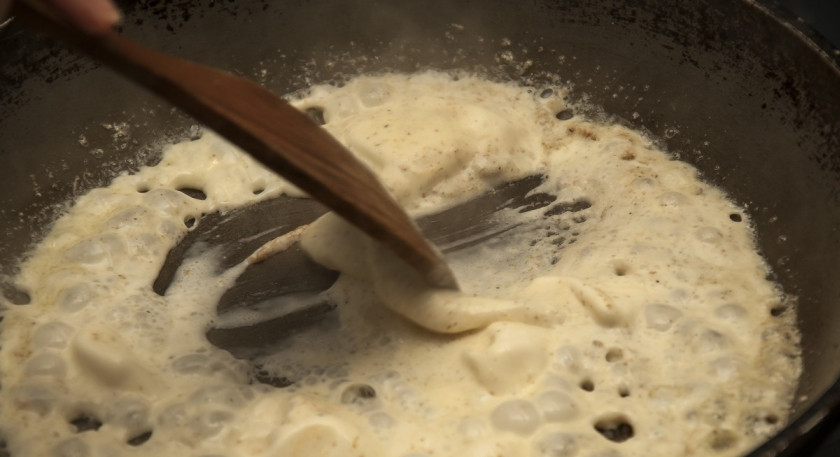 1. Этап. Брокколи с сыром в горшочке: 2. Параллельно растопим мало и поджарим на нем муку, пока она не станет золотистой. Затем вливаем сметану, и на маленьком огне держим, пока соус не загустеет. Специи - по вкусу.