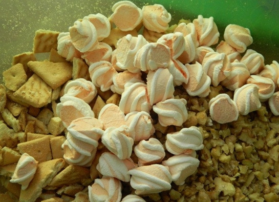 1. Этап. Печенье Rocky Road: 2. К печенью добавляем измельченные орехи и нарезанный маршмеллоу.