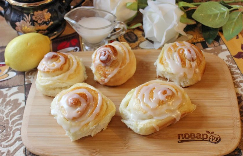 1. Этап. Белая глазурь для булочек: Готовые булочки полейте белой глазурью и подавайте к столу.