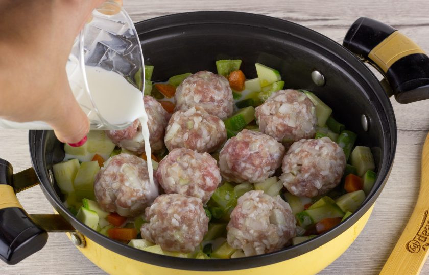 1. Этап. Скандинавское рагу с фрикадельками Молочное: Залейте всё молоком и тушите на среднем огне после закипания 15 минут.