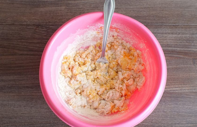 1. Этап. Заливной пирог с тыквой в духовке: Перемешайте ложкой, чтобы стали собираться комочки.