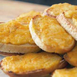 Гренки с сыром и яйцом в духовке