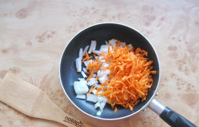 1. Этап. Борщ с яблочным уксусом: В это время лук мелко нарежьте, а морковь натрите на терке. Выложите в сковороду.