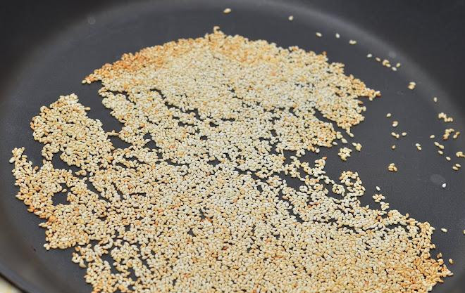 1. Этап. Салат с лимонной заправкой: В сухой сковороде немного поджариваем кунжут.