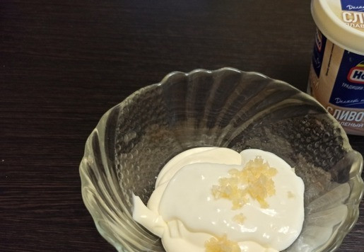 1. Этап. Овощной салат с сырно-чесночной заправкой: Приготовить заправку для салата. Смешать майонез и плавленый сыр ТМ Hochland. Сыр лучше достать заранее из холодильника и подержать при комнатной температуре, чтобы он стал мягким. Выдавить в заправку чеснок и перемешать.