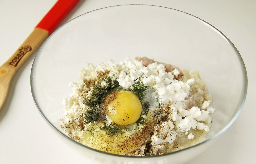 1. Этап. Котлеты из щуки с творогом: Добавьте яйцо, творог, укроп или любую другую зелень, соль и перец по вкусу.