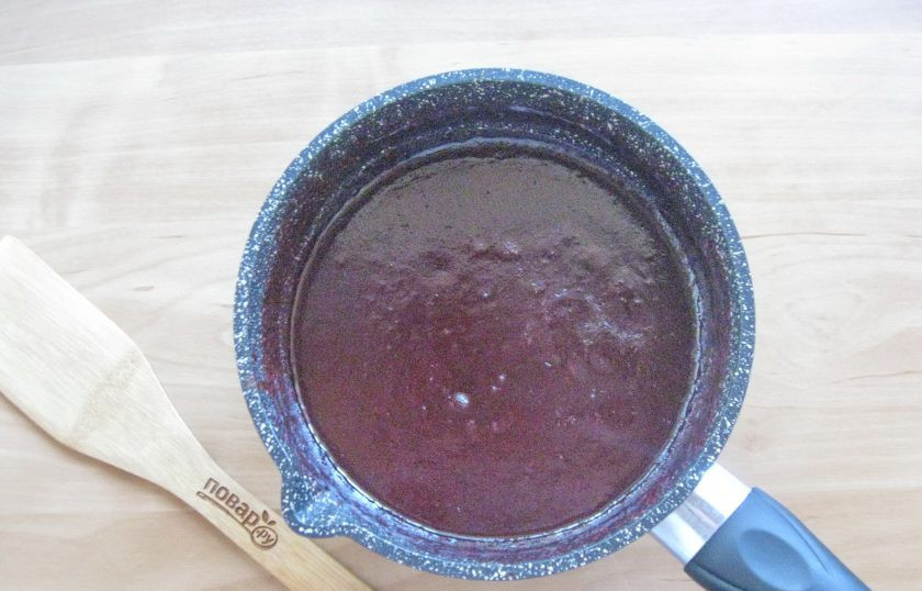 1. Этап. Густой сливовый джем: Варите джем до загустения час-полтора. После горячим разложите в стерилизованные банки и храните в прохладном месте. Когда джем хорошо остынет и постоит, он станет гораздо гуще.