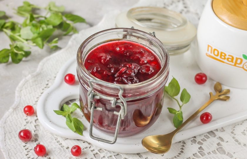 1. Этап. Медово-клюквенный конфитюр: Выложите клюквенно-медовый конфитюр в банку или в контейнер для пищевых продуктов и охладите. При остывании он станет более густым и плотным. Подавайте его к столу на завтрак с поджаренными тостами и сливочным маслом.