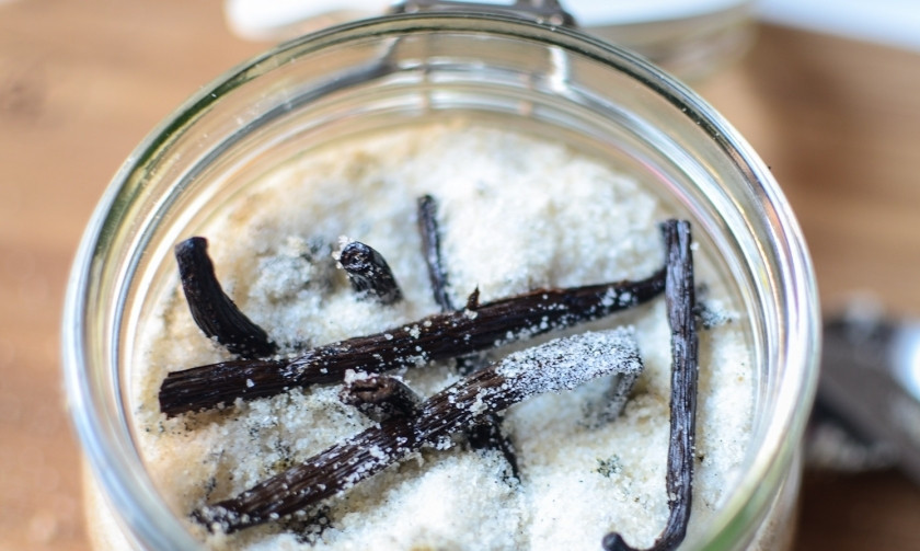 1. Этап. Ванильный сахар в домашних условиях: Разрежьте пустые стручки ванили на 2 или 3 части и добавьте к сахару. Положите их сверху:)