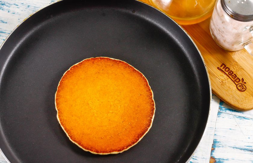 1. Этап. Толстые блины без дрожжей: Переверните на другую сторону и обжарьте еще минуту. Таким образом обжарьте все оставшееся тесто, превращая его в ароматные блины.