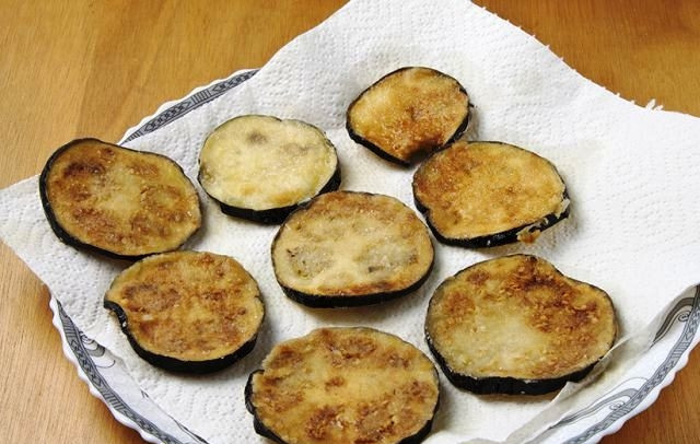 1. Этап. Запеканка из баклажанов: После обжаривания баклажанов обязательно выкладываем их на бумажное полотенце, чтобы с баклажанов стек лишний жир.