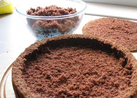 1. Этап. Торт Пьяная вишня классический: 4. Готовый бисквит полностью остудите, срежьте с него верх, из нижней части выберите серединку, оставив края и дно целыми.