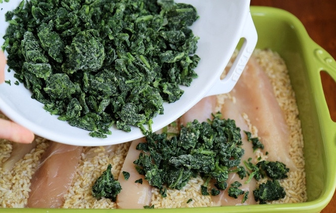 1. Этап. Рис с курицей в духовке: 3. Филе присыпьте щепоткой соли и (по желанию) специями. В данном случае используется также замороженный шпинат.