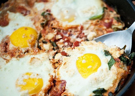 1. Этап. Яичница с брынзой: Когда яичница будет готова, подаем ее к столу с хлебом или лепешками. Приятного всем аппетита!