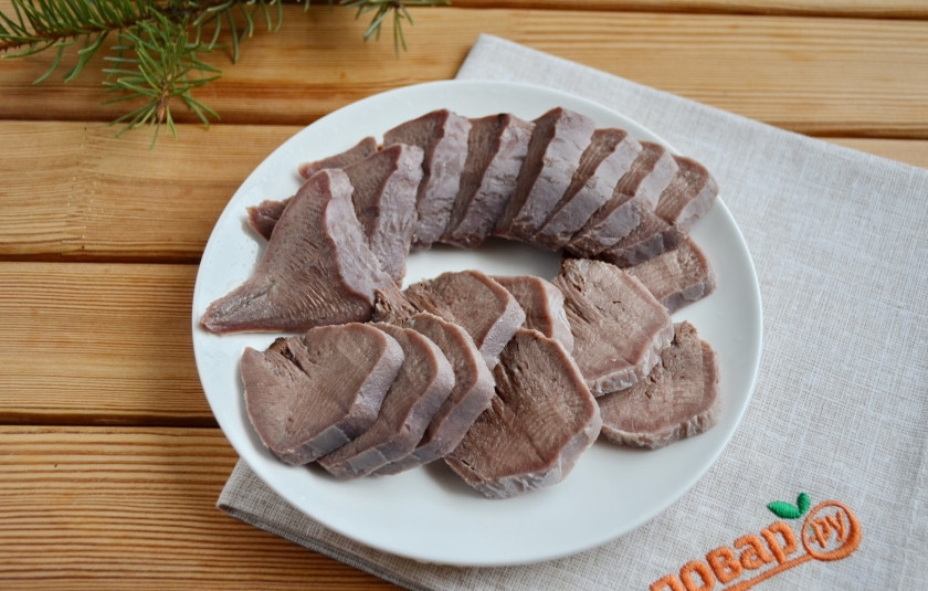 1. Этап. Заливное из языка на Новый Год: Острым ножом нарежьте мясо тонкими пластинками.