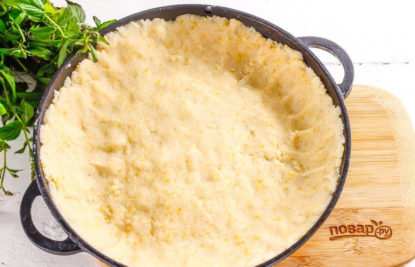 1. Этап. Песочный пирог с грушами и сливами: Разогрейте духовку до 200 градусов. Выложите песочное тесто в форму, заходя за бортики.